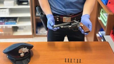 custode denunciato pistola