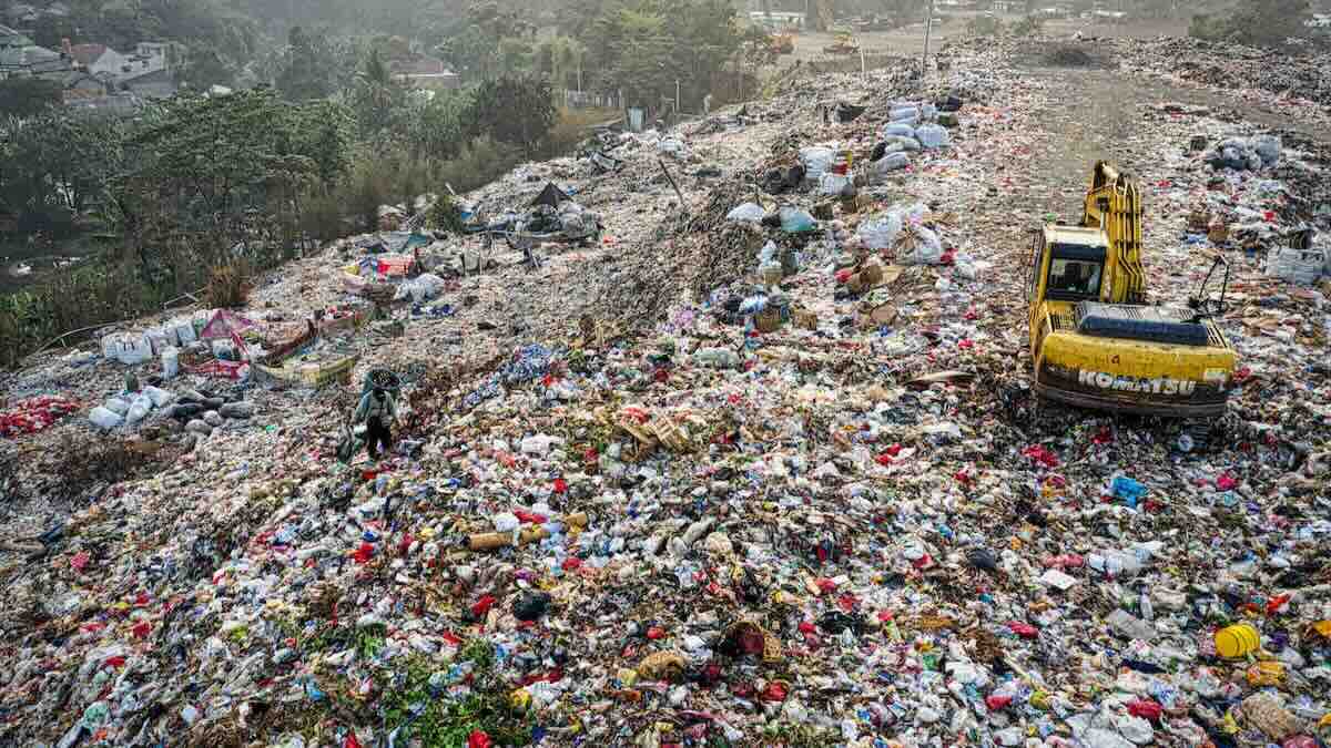 discarica abiti moda ok