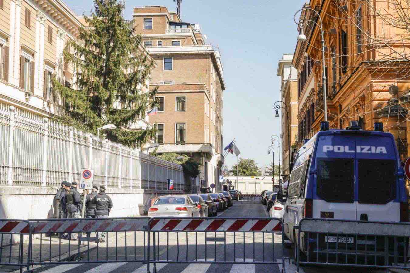 https://static.open.online/wp-content/uploads/2026/07/espulsione-militari-russi-spie-mosca-ambasciata.jpg