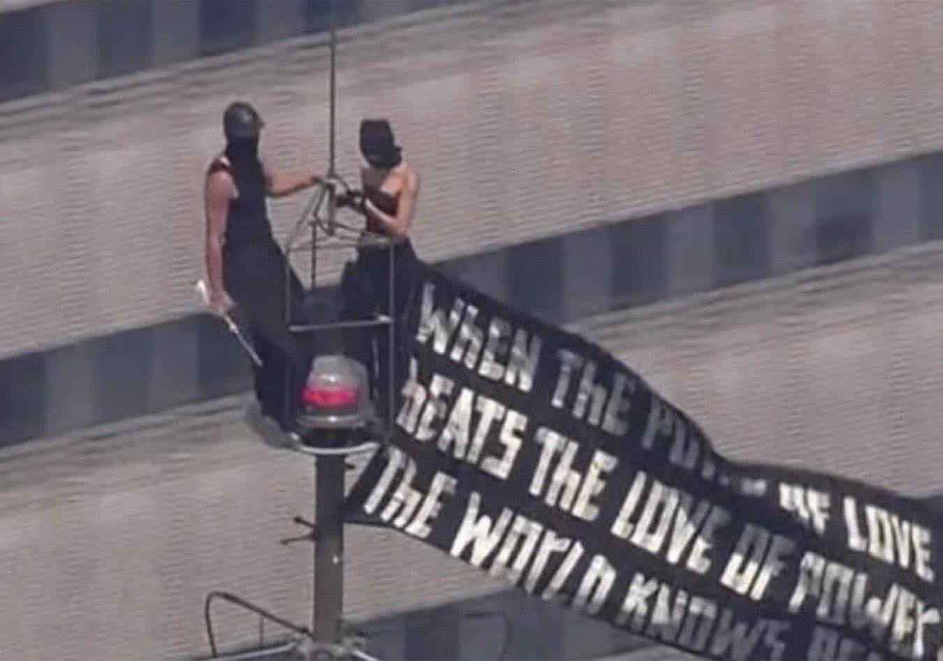 https://static.open.online/wp-content/uploads/2026/07/foto_empirestatebuilding_coppia.jpg