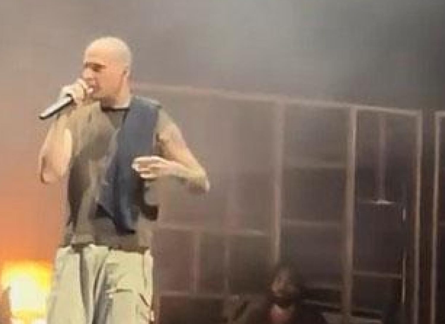 Immagine collegata al feed originale: «Di solito vi avverto quando ci sono i cani…», Gemitaiz e gli insulti dal palco alle «m*** della polizia» al controllo antidroga – Il video