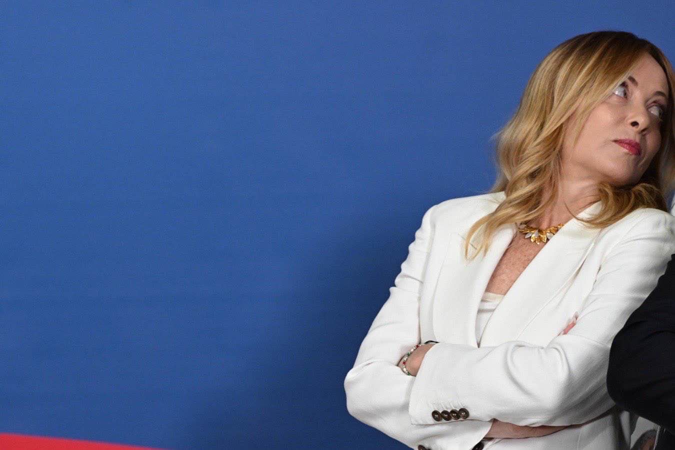Giorgia Meloni guarda indietro