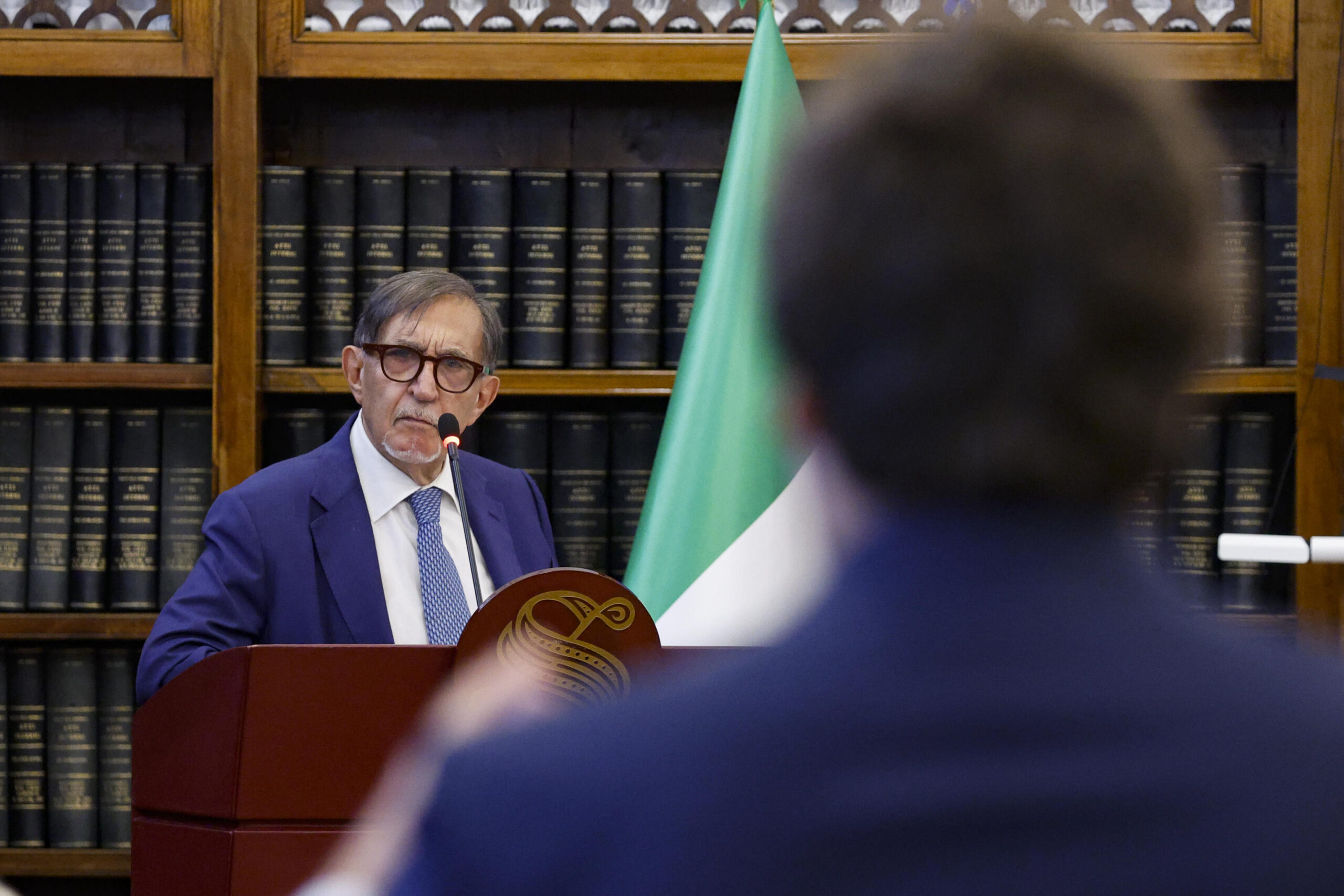 Senatori azzurri e presidente del Senato Ignazio La Russa discutono il rinvio della legge elettorale a settembre