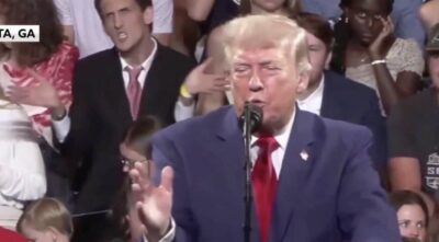Imita Trump al suo comizio