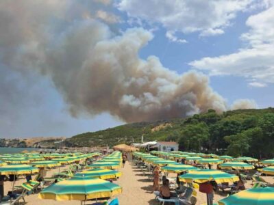 incendio gargano peschici evacuazione spiagge