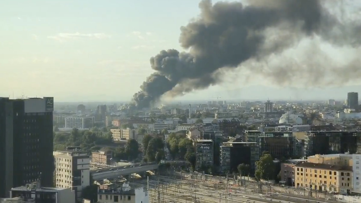 https://static.open.online/wp-content/uploads/2026/07/incendio-milano-bartolini.png