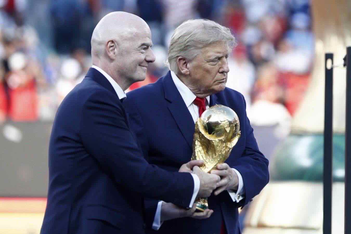 Gianni Infantino porta la Coppa del mondo con Donald Trump alla Spagna
