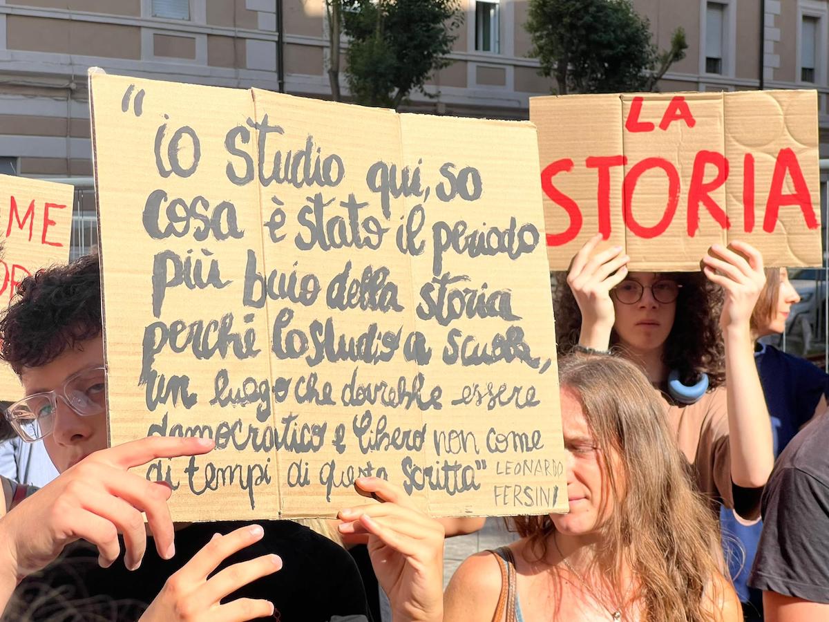Immagine collegata al feed originale: Viterbo, riaffiora la scritta fascista “Opera Balilla” al Liceo intitolato al partigiano Buratti. Ora vogliono mantenerla: esplode la polemica