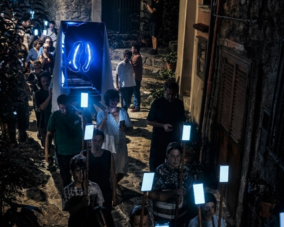 "Machina Sacra", nel Cilento la prima processione digitale d'Italia: il "santo" è uno schermo, i lumini sono gli smartphone guidati dall'IA
