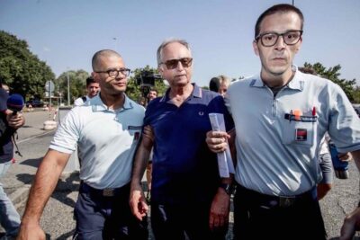 Mario Roggero entra nel carcere di Bollate