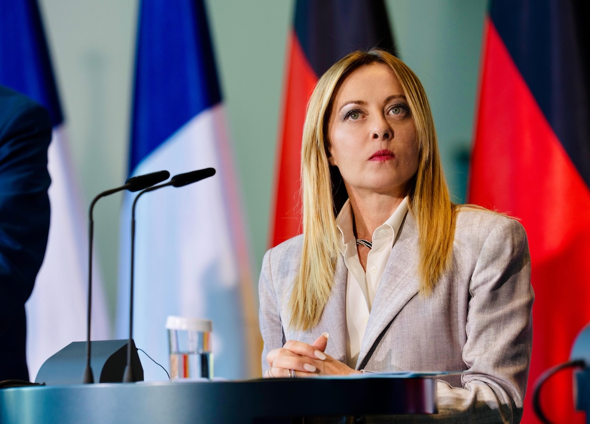 giorgia meloni nel corso di un vertice internazionale