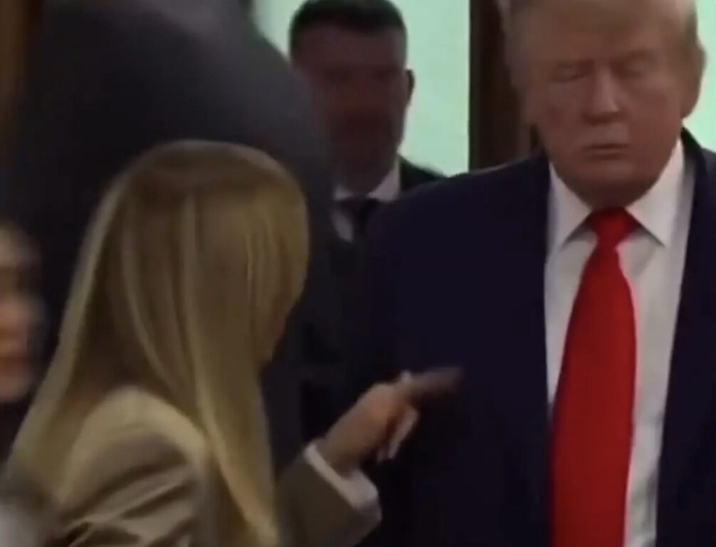 Giorgia Meloni e il meme del ditino puntato con Donald Trump