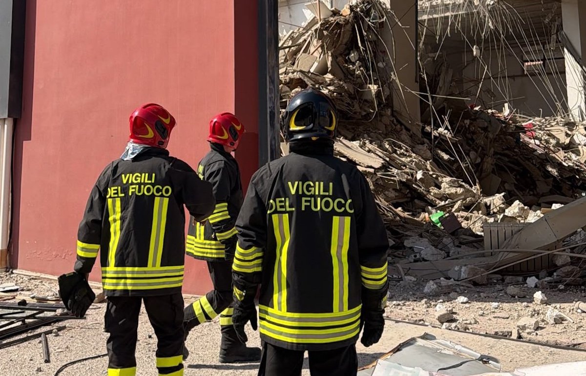 Immagine collegata al feed originale: Messina, esplosione in una palazzina di tre piani: ci sono feriti gravi. Si cercano dispersi
