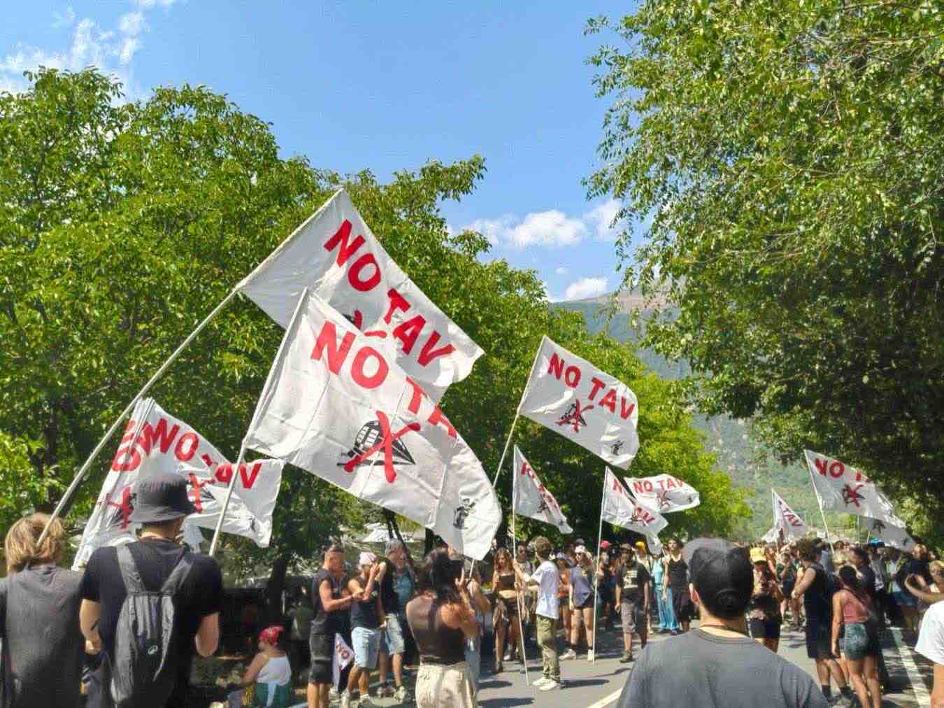Immagine collegata al feed originale: Val di Susa, tensioni al corteo No Tav: pietre e bombe carta contro la polizia, gli agenti rispondono con i lacrimogeni
