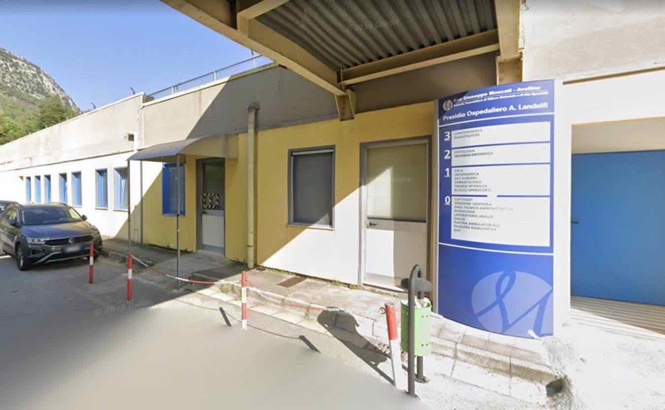 Imagem original da matéria: Si accende la sigaretta attaccata alla bombola di ossigeno, l’ospedale va a fuoco: la bravata dell’anziana che non voleva smettere