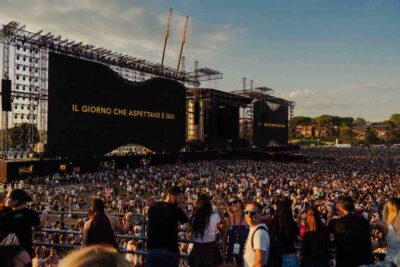 Il palco del concerto di Ultimo