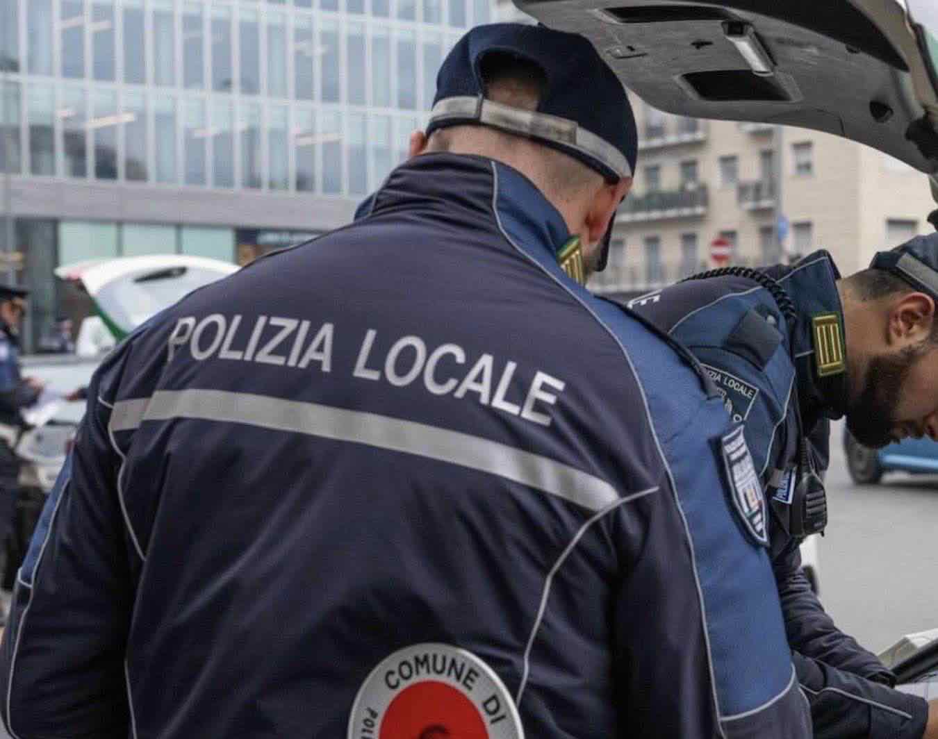 Immagine collegata al feed originale: Il papà multato perché aveva il figlio sul tubo della bici, lo sfogo contro i vigili con foto sui social (poi rimossa): «Non stavo correndo»