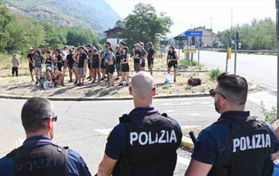Il presidio della polizia con i No Tav in Val di Susa