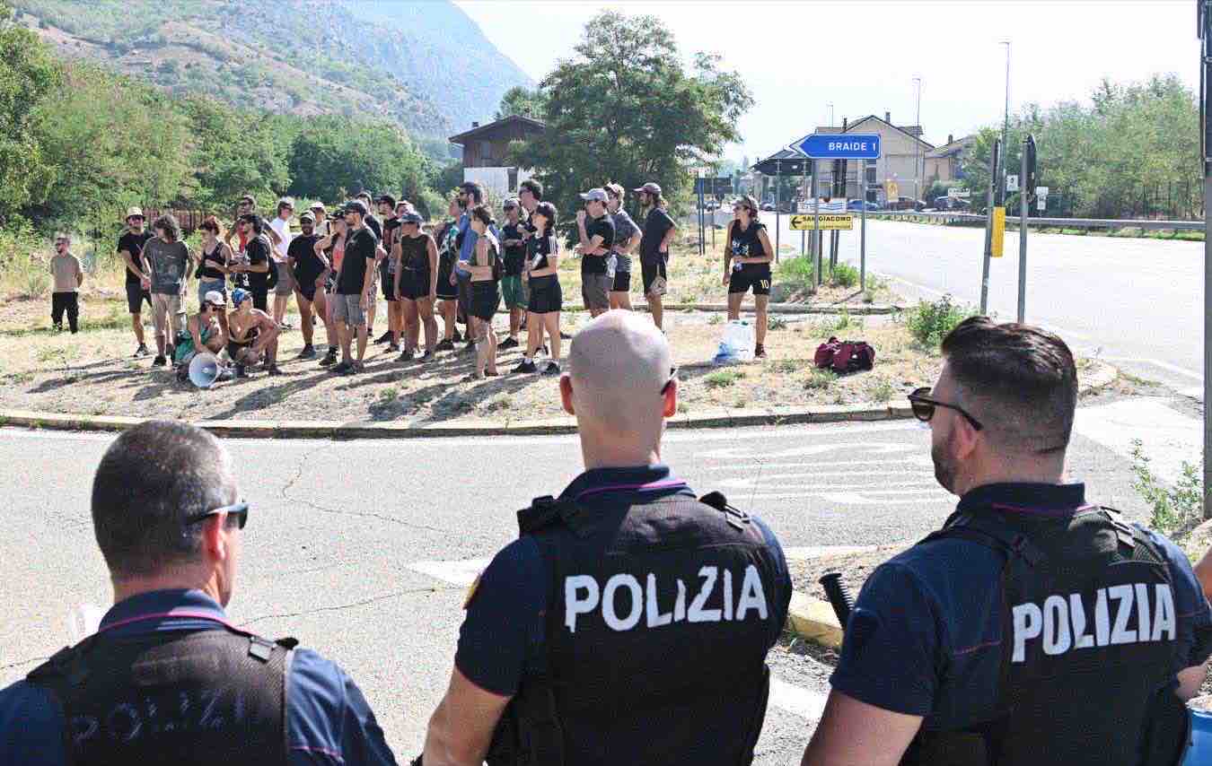 Il presidio della polizia con i No Tav in Val di Susa