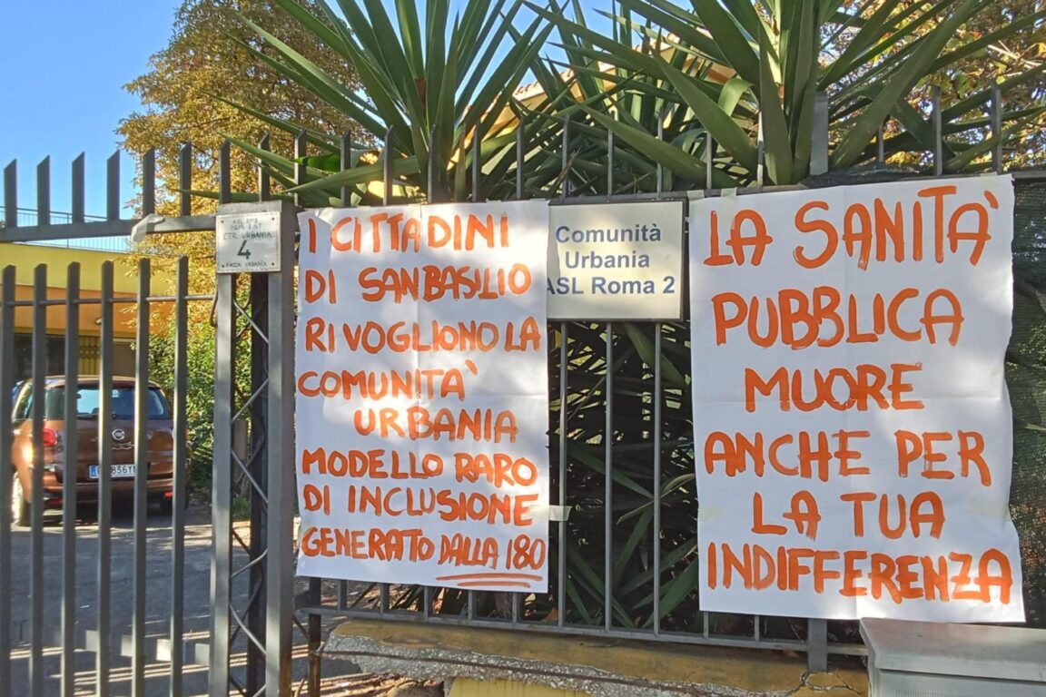 Striscioni di protesta: la comunità urbania è chiusa da 3 anni per inagibilità ma asl paga una guardiania
