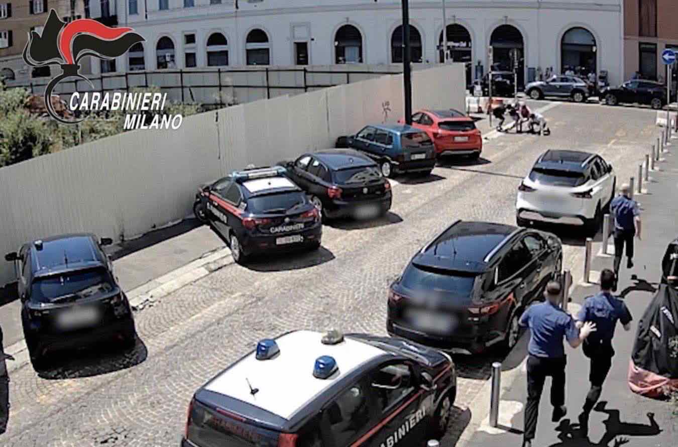 L'intervento dei carabinieri per la rapina davanti alla caserma Duomo a Milano