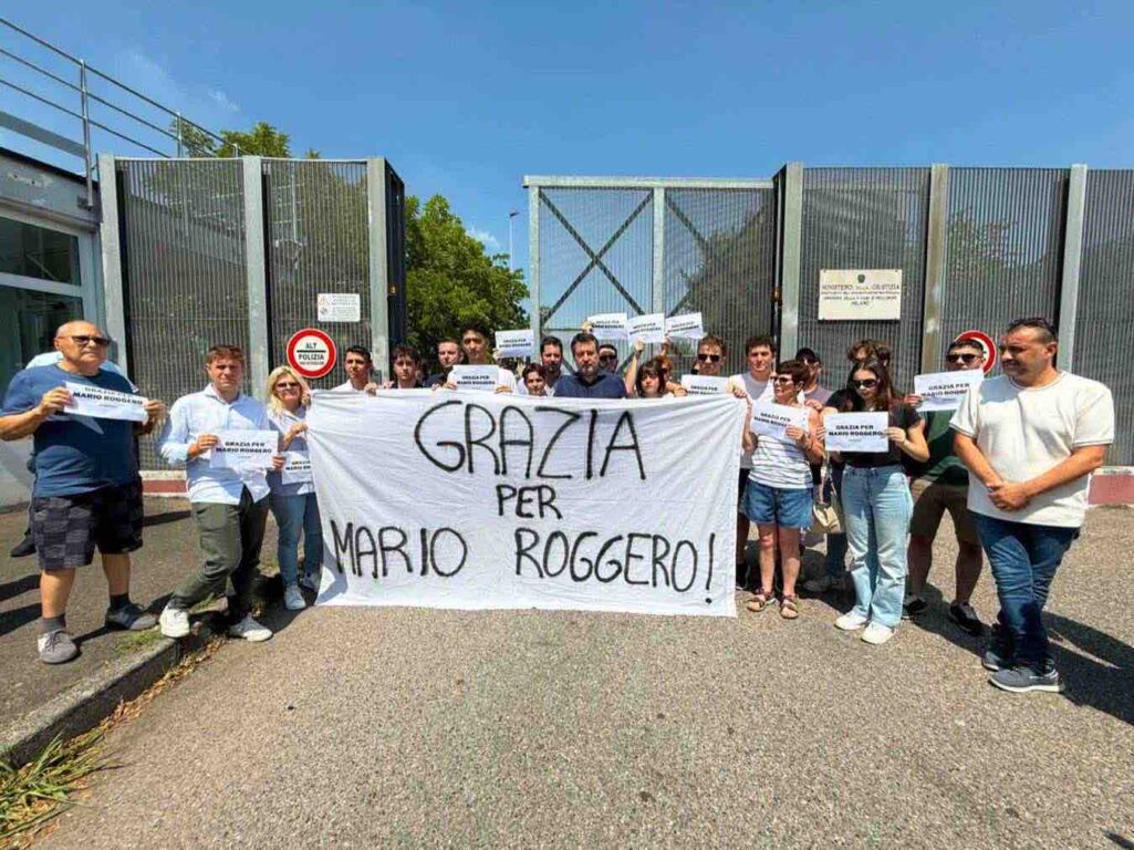 Giovani della Lega con lo striscione a sostegno di Mario Roggero fuori dal carcere di Bollate