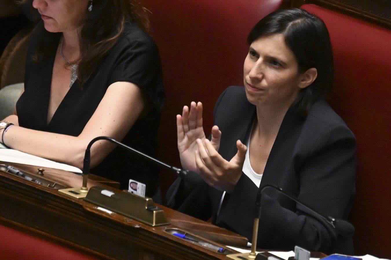 Elly Schlein applaude al voto fuorisede