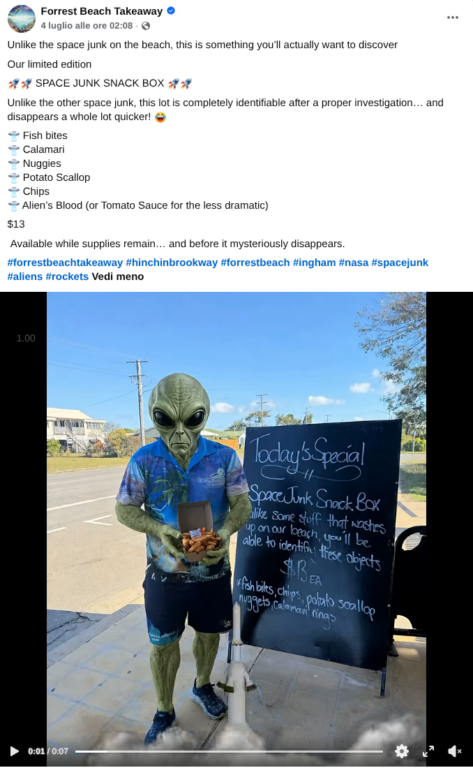 Cartello del menu speciale space junk snack box esposto fuori dal Forrest Beach Takeaway