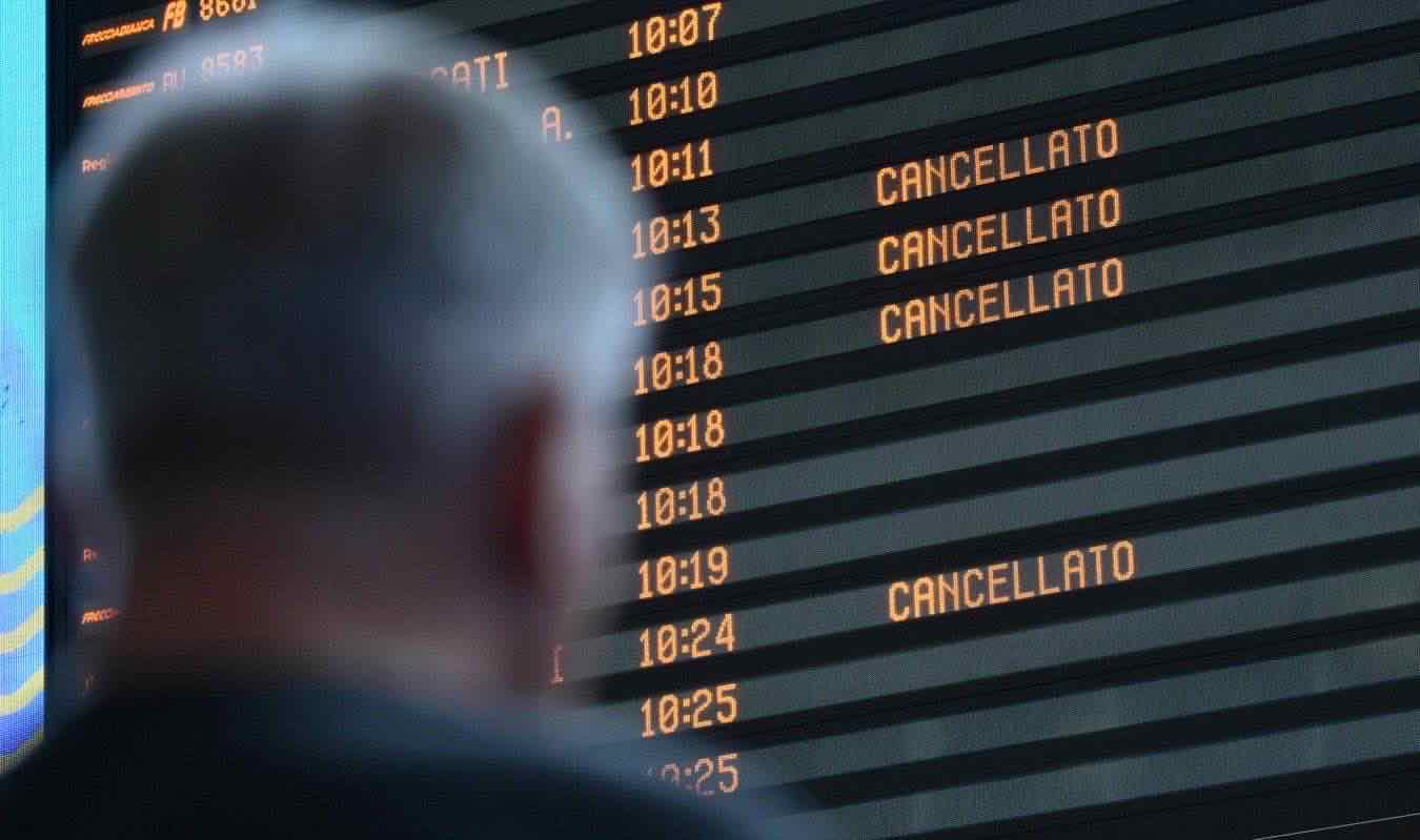 Un tabellone con gli arrivi dei treni cancellati