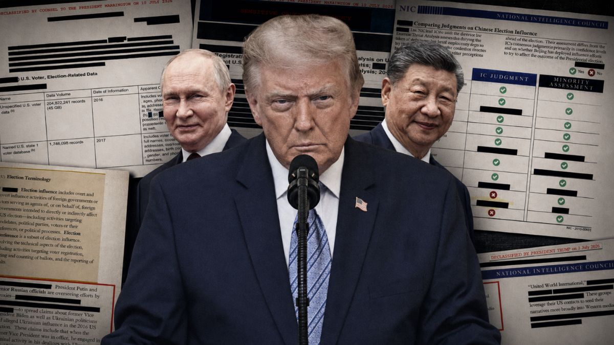 Donald Trump al microfono con Vladimir Putin e Xi Jinping sullo sfondo, circondati da documenti di intelligence declassificati sulle elezioni americane