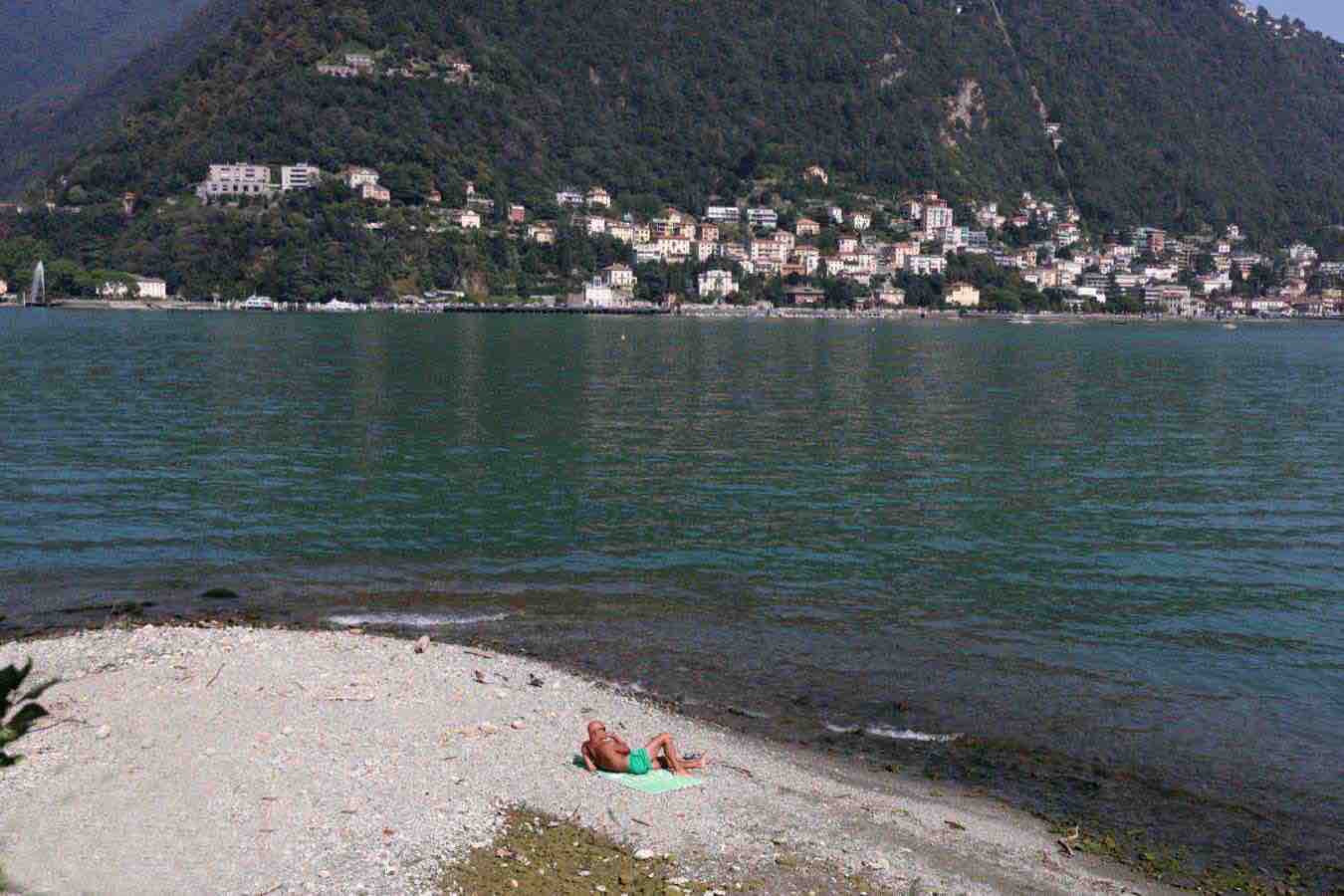 Lago di Como con barca e soccorritori durante operazione di ricerca in acqua, immagine di approfondimento