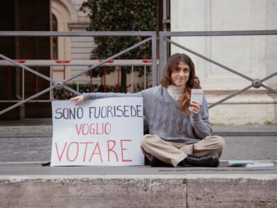 manifestante per il voto fuori sede