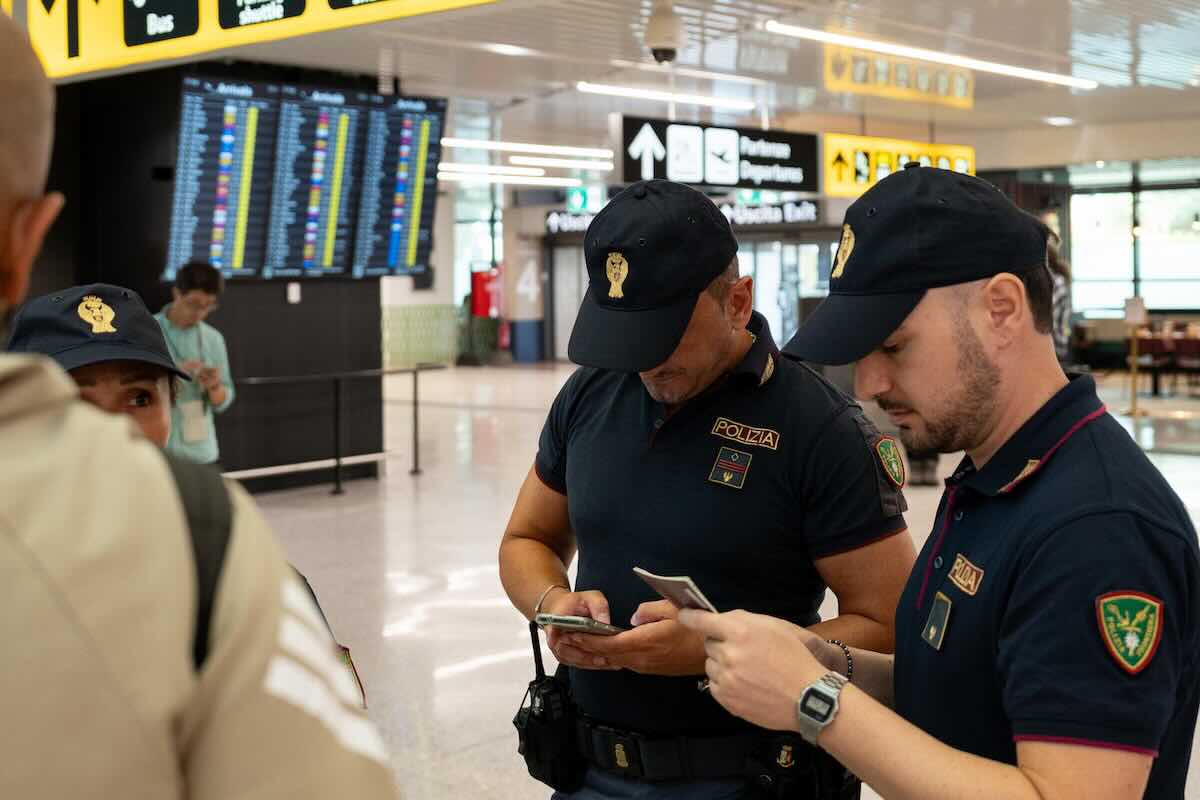 Aeroporti italiani in tilt per controlli sui voli dalla Spagna, sindacati di polizia denunciano criticità