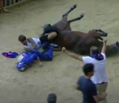 Giovanni Atzeni, detto Tittia, ha riportato un trauma cranico nella rovinosa caduta subito dopo dopo la vittoria del Palio di Siena