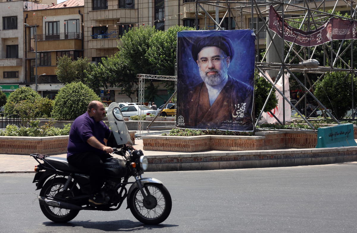 Guida suprema iraniana in condizioni critiche, voci di un suo martirio, tensioni con Usa e minacce di risposta