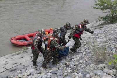 alluvioni nepal tibet morti dispersi