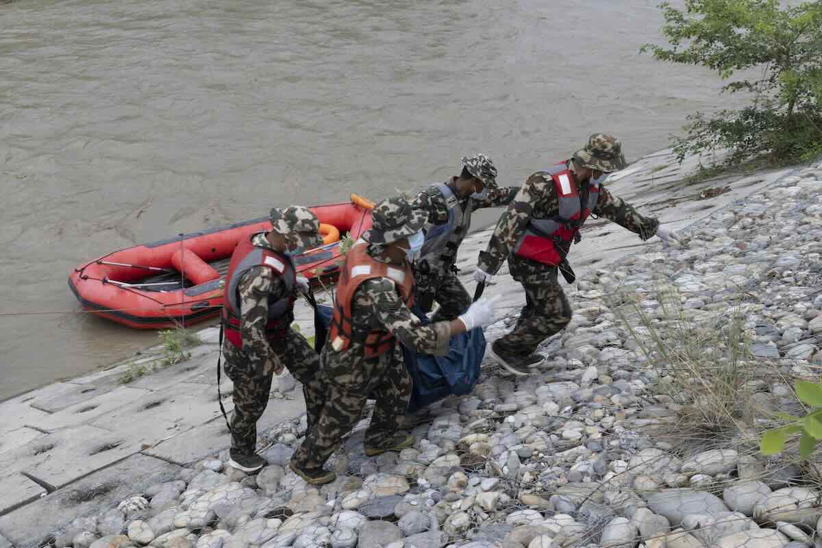 alluvioni nepal tibet morti dispersi