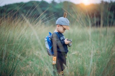 bambino lasciato dal papà lungo un sentiero