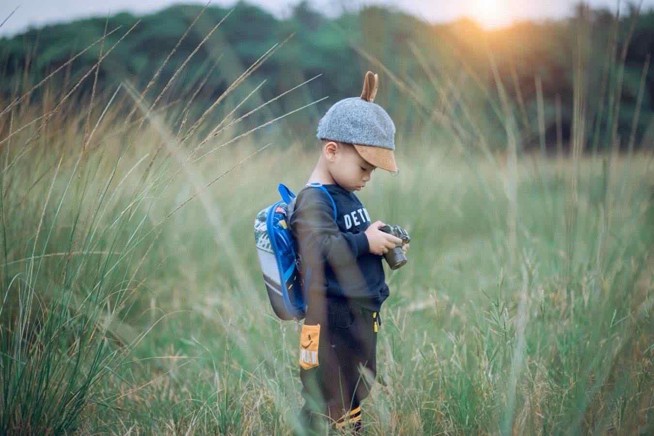 bambino lasciato dal papà lungo un sentiero