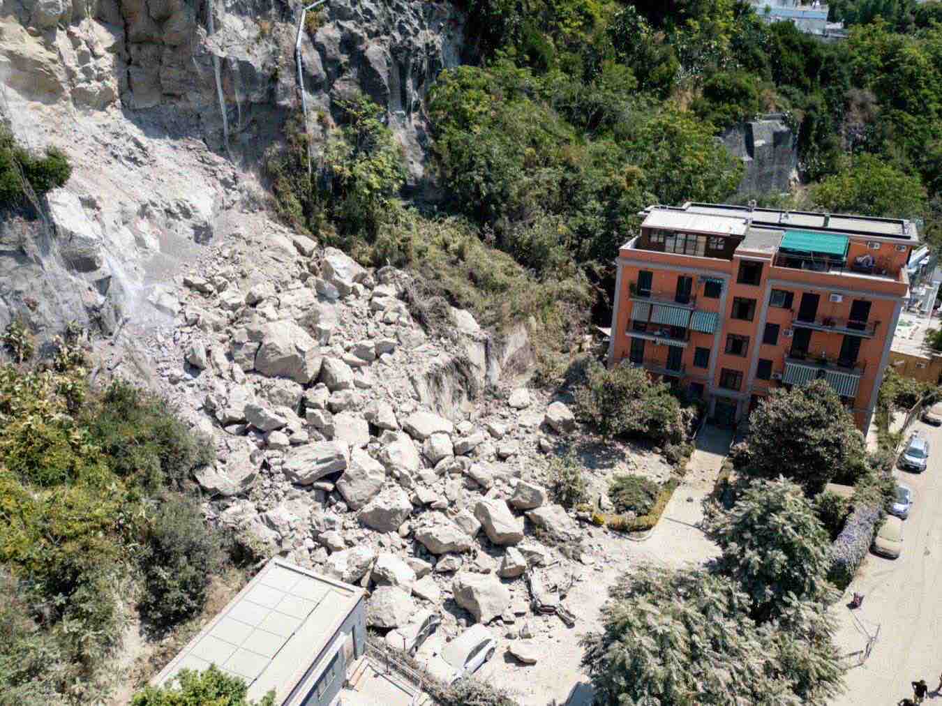 campi flegrei terrmoto sfollati accertamenti procura