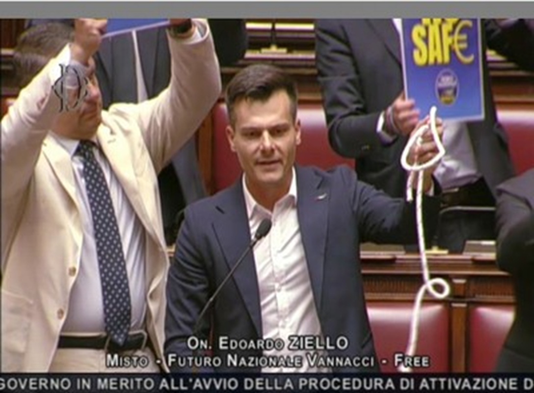 Immagine collegata al feed originale: Il deputato di Vannacci Ziello mostra il cappio alla Camera contro il Safe