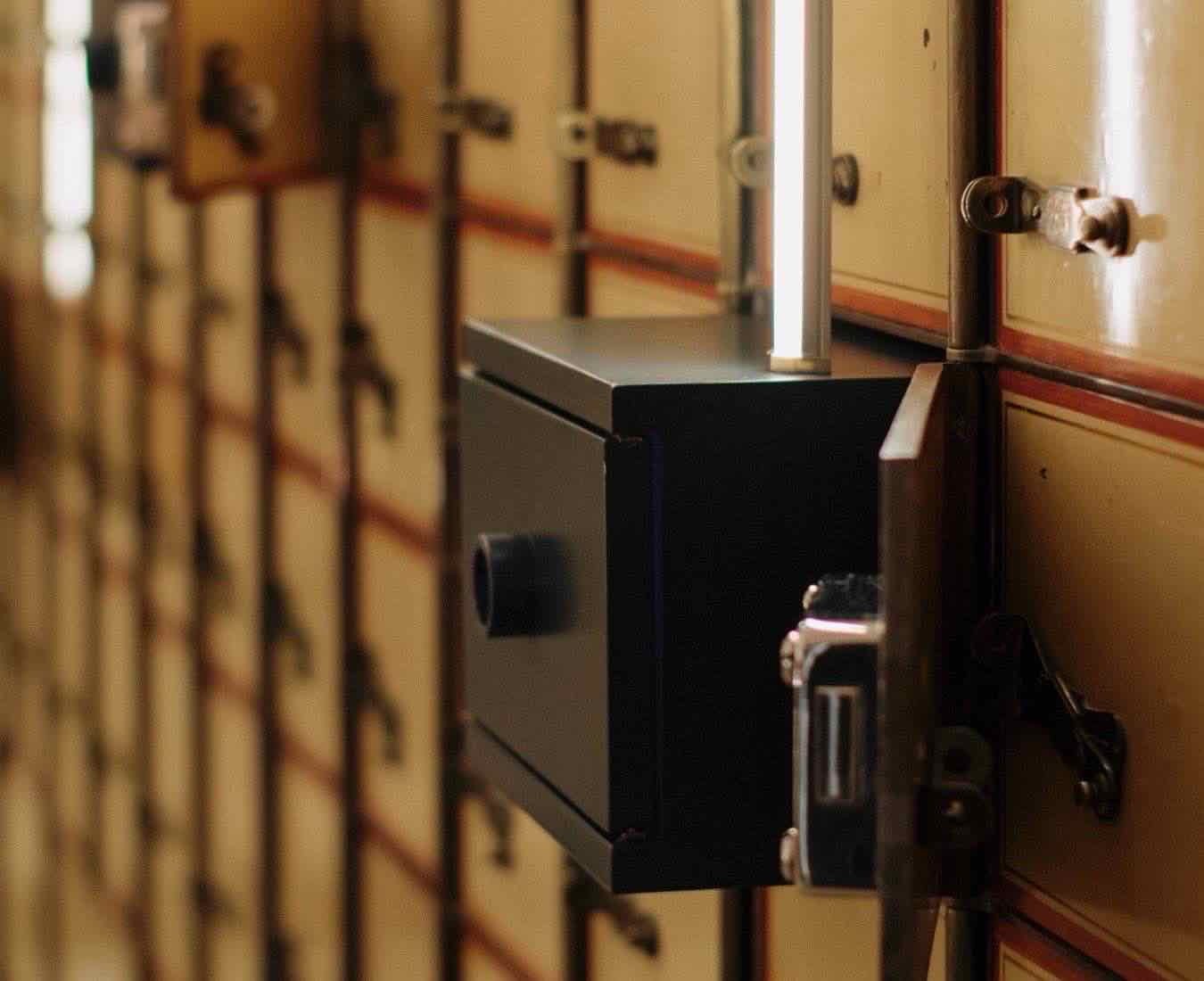 Cavau di una banca con cassette di sicurezza