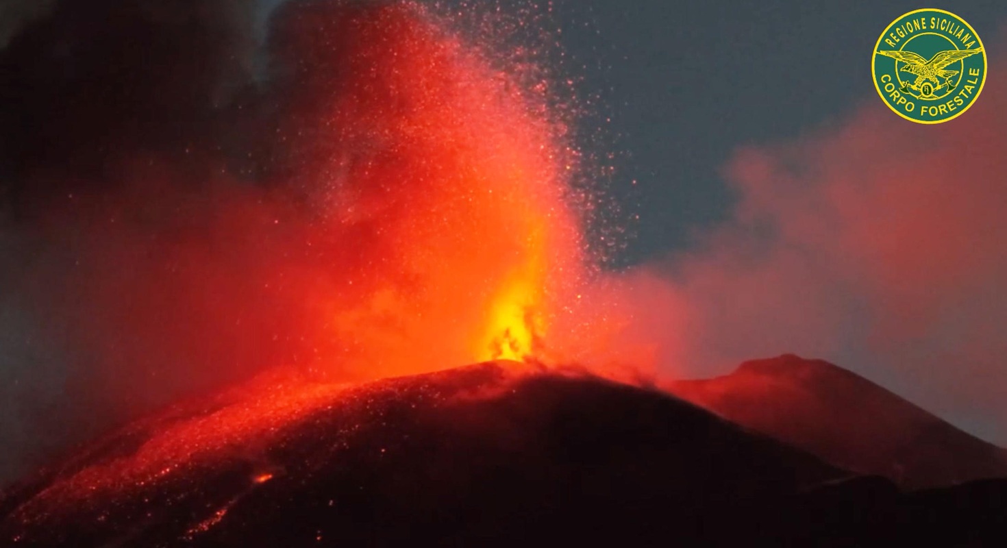 etna risveglio cratere voragine cosa succede