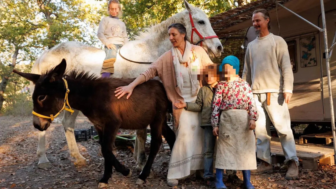 famiglia nel bosco bambino gesti autolesionistici
