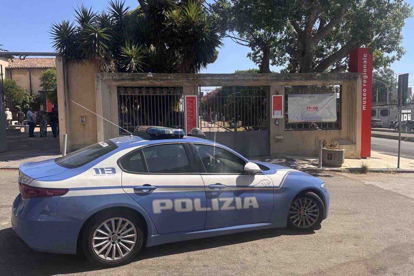 L'auto della polizia fuori dal Mume dopo il furto delle opere di Antonello da Messina