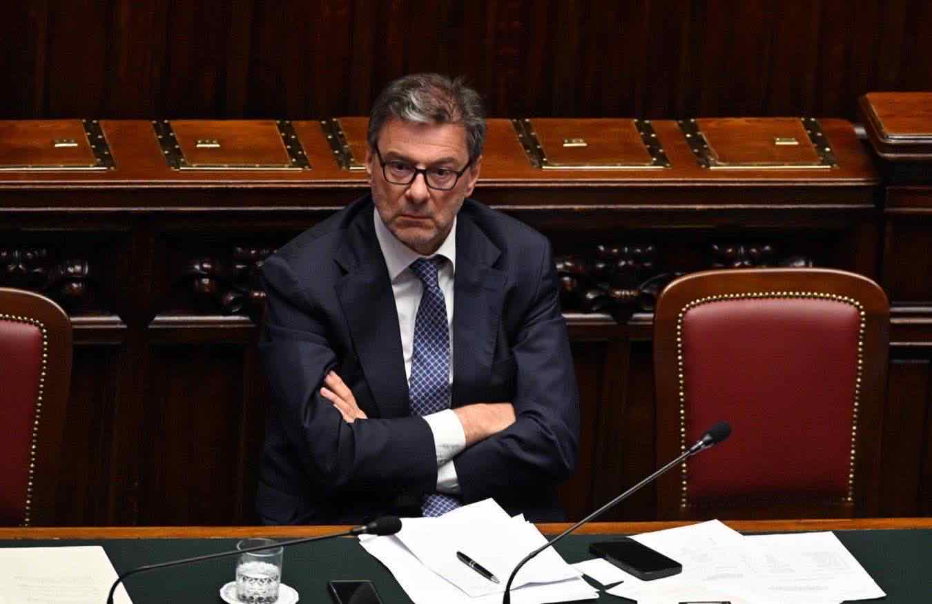 Immagine collegata al feed originale: Il centrodestra apre al Safe e fissa lo 0,9% del Pil per la Difesa. Il «no al riarmo» divide il Pd