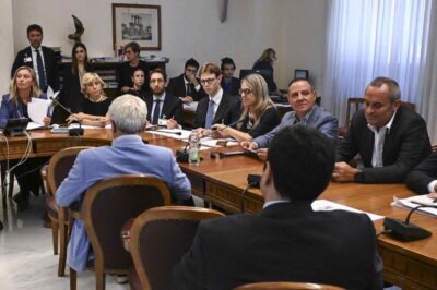 La Giunta per le Autorizzazioni della Camera dei Deputati riunita sul caso Delmastro