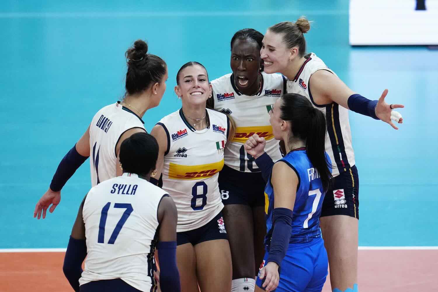 Squadra italiana di volley in azione contro la Bulgaria, dominano in campo e si qualificano ai quarti