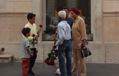 Italia famiglia di spalle