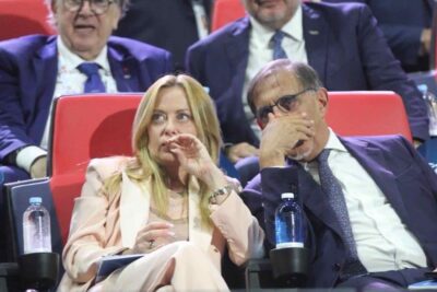 Giorgia Meloni contestata a Taranto